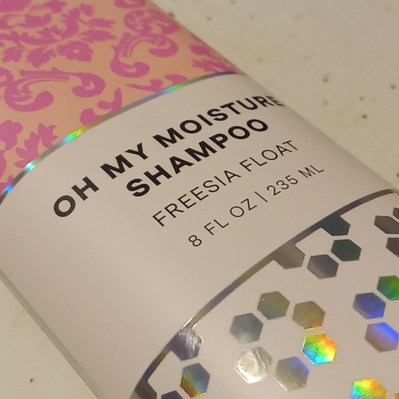 Refreshments Brand-"OH MY MOISTURE SHAMPOO"- Freesia Float-8fl oz / 235 ml - Picture 2 of 3